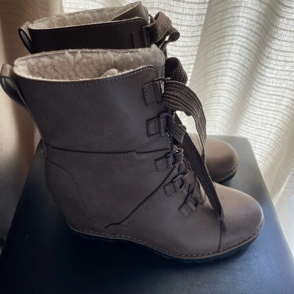 Universal Thread Boots - Picture 2 of 3